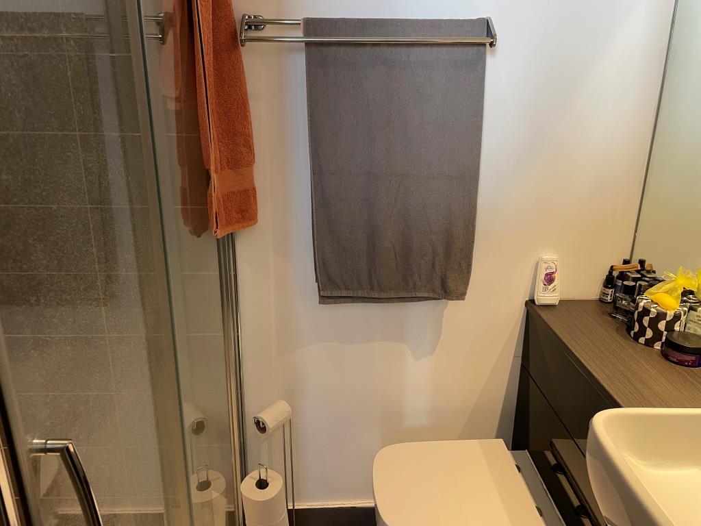 Lot: 139 - FIVE STUDIO FLATS PRODUCING APPROX. £52,000 PER ANNUM JUST OFF BRIGHTON SEAFRONT - Shower room of flat 2